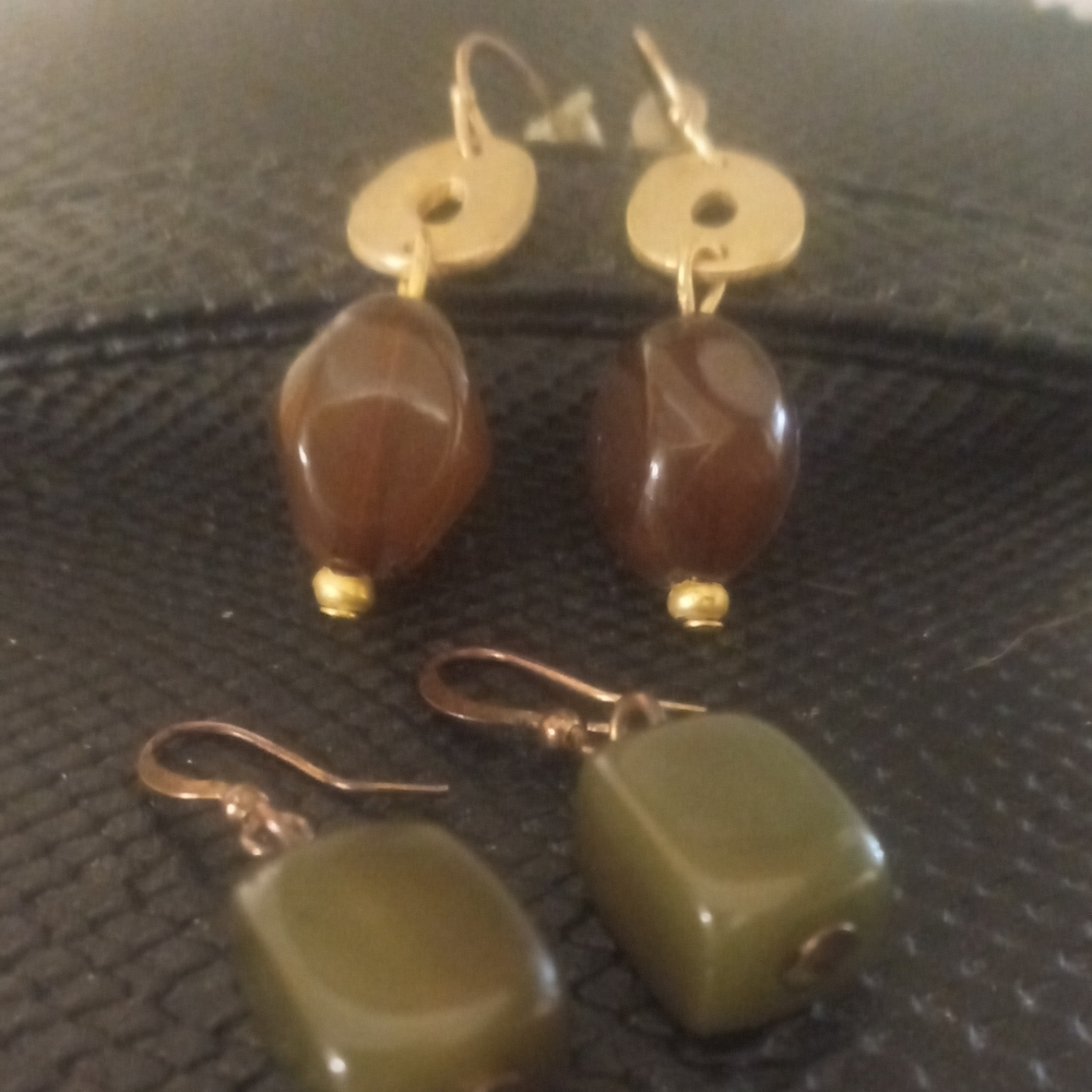2 pairs neutral color bead drop earrings.